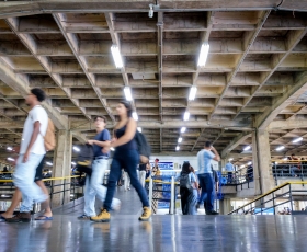 Movimentação durante refeições no Restaurante Universitário (RU). 28/11/2025. Foto: Beto Monteiro/Ascom UnB